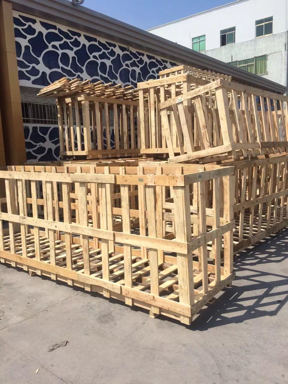 Crated panels ready for dispatch | 待发货木箱